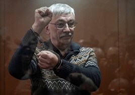 Prisión en Rusia para Oleg Orlov, defensor de derechos humanos, por criticar la ofensiva en Ucrania