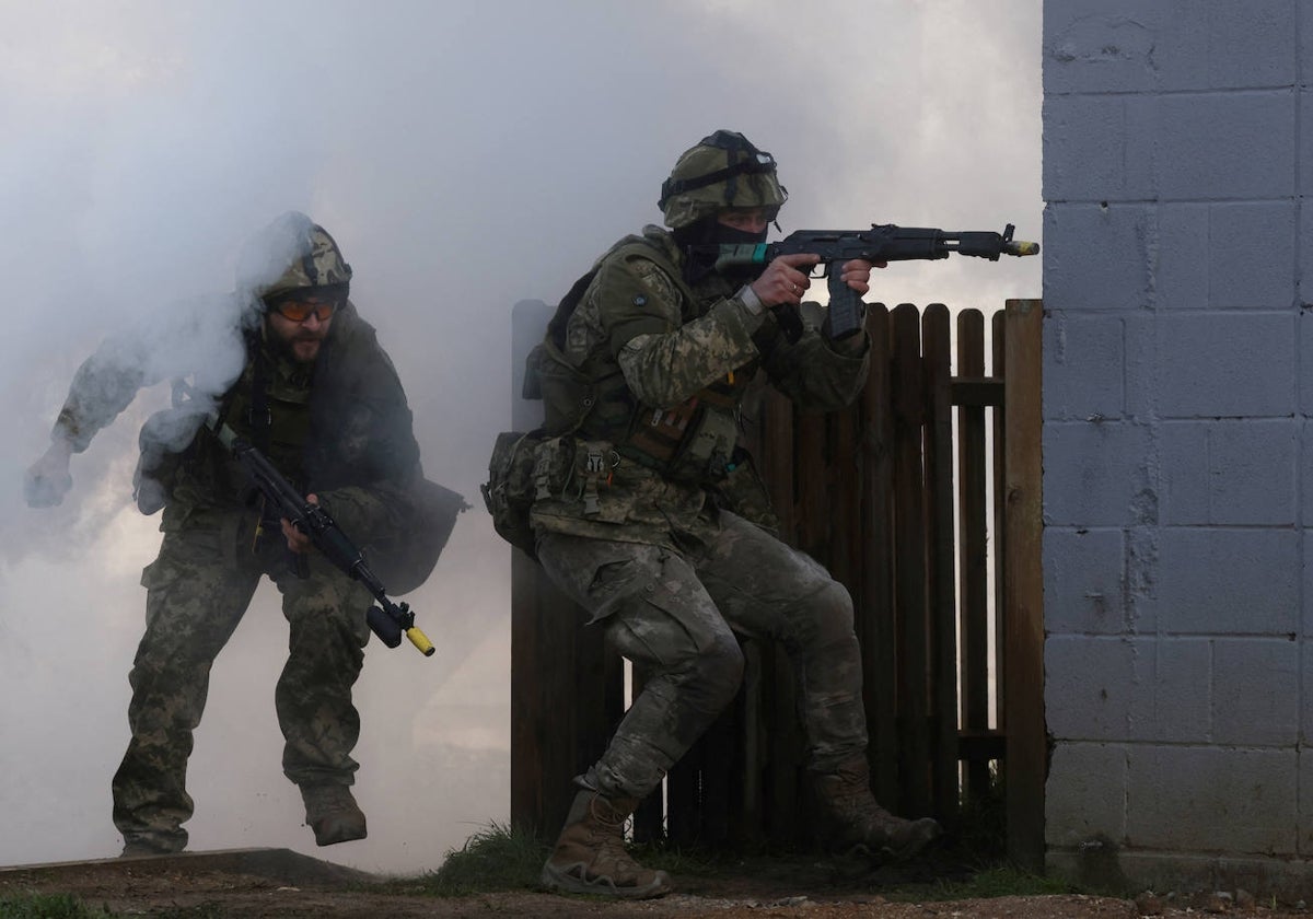 Soldados ucranianos entrenan con las fuerzas armadas australianas y británicas en unas instalaciones del este de Inglaterra