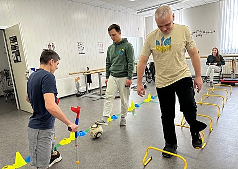 Imagen secundaria 1 - Los soldados ucranianos mutilados en la guerra contra Rusia intentan rehacer sus vidas con las mejores prótesis para sus extremidades amputadas. Cada caso es distinto. Mientras muchos volverán al frente para seguir luchando, otros, como Evgenni no lo harán porque esta es la segunda herida que ha sufrido en la contienda y tiene la moral por los suelos (en el centro de la imagen superior, junto a Gennady y la fisioterapeuta). Arriba, a la izquierda,  Dan, quien pertenecía a la Tercera Brigada de Asalto y regresará al campo de batalla en cuanto se adapte a su nueva pierna.  
