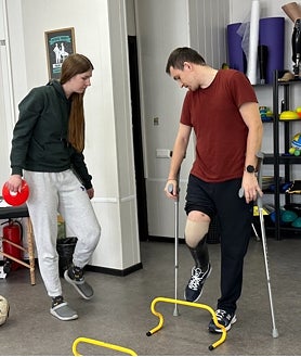 Imagen secundaria 2 - Los soldados ucranianos mutilados en la guerra contra Rusia intentan rehacer sus vidas con las mejores prótesis para sus extremidades amputadas. Cada caso es distinto. Mientras muchos volverán al frente para seguir luchando, otros, como Evgenni no lo harán porque esta es la segunda herida que ha sufrido en la contienda y tiene la moral por los suelos (en el centro de la imagen superior, junto a Gennady y la fisioterapeuta). Arriba, a la izquierda,  Dan, quien pertenecía a la Tercera Brigada de Asalto y regresará al campo de batalla en cuanto se adapte a su nueva pierna.  