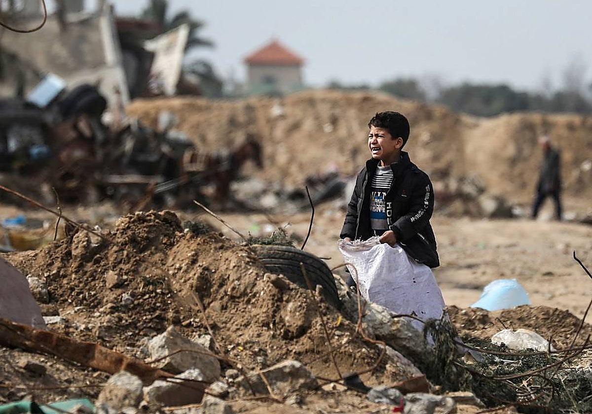 Un niño palestino llora entre los escombros en el campo de refugiados palestinos de Maghazi