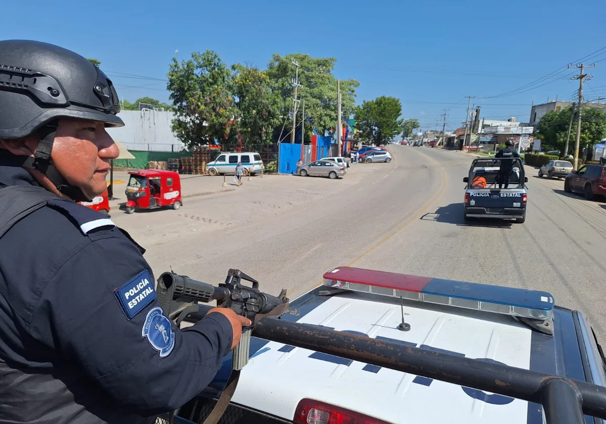 Un agente de la Policía mexicana apatrullando una calle en el estado de Tabasco