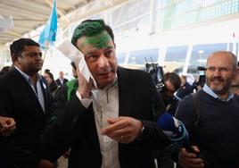 El líder del PSD de Portugal, atacado con tinta verde por un grupo ecologista en un acto de campaña