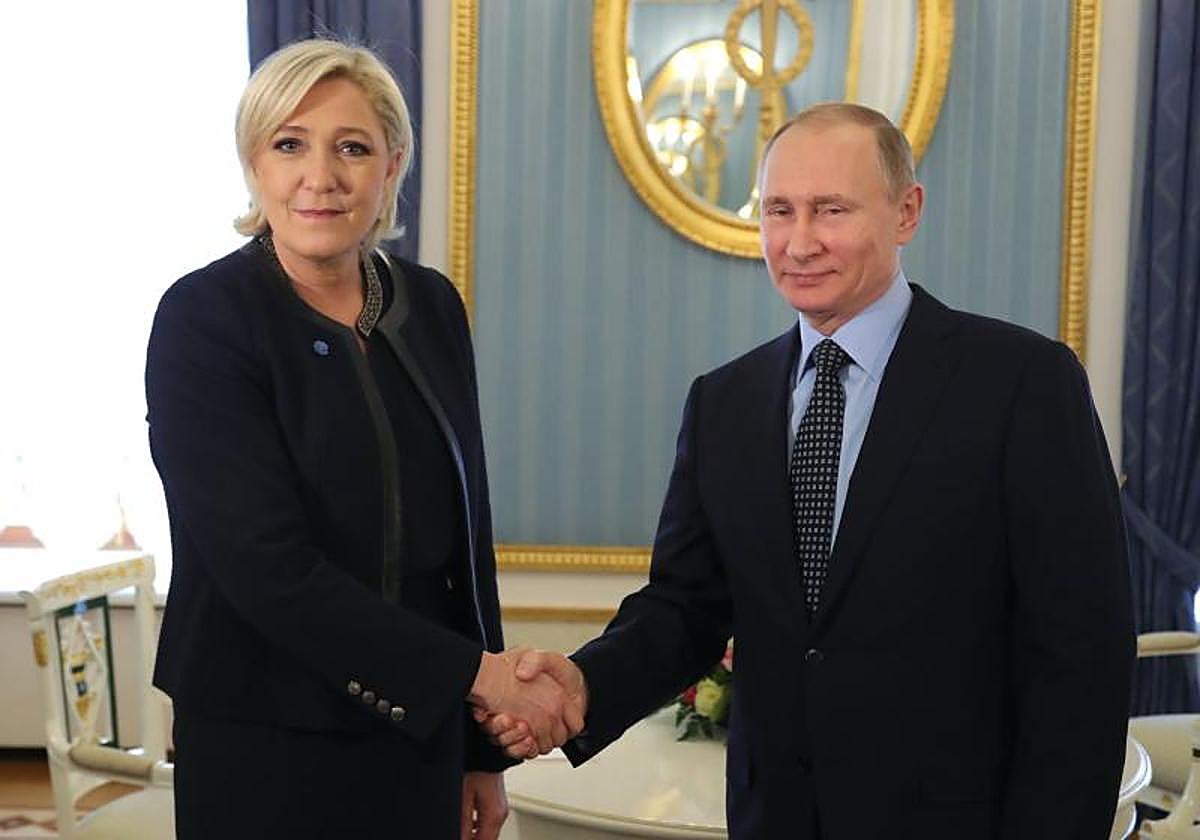 Marine Le Pen se reúne en 2017 con el presidente ruso, Vladimir Putin (d)