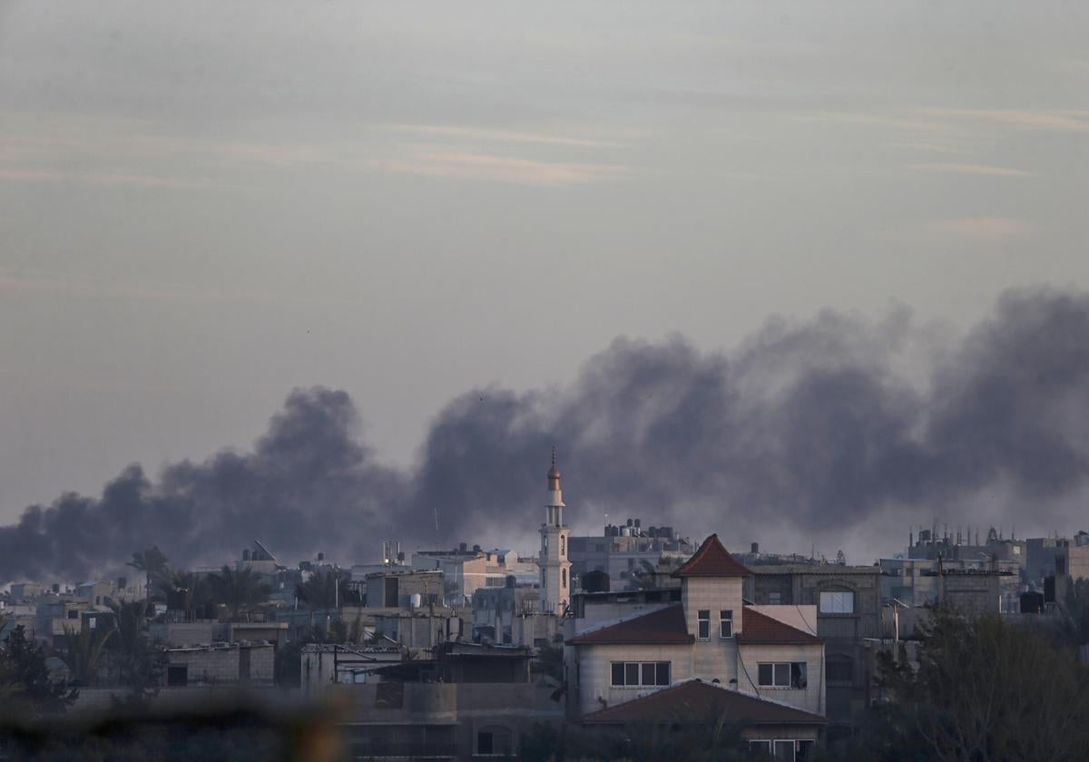 Humo sobre la ciudad de Jan Yunis a causa de los ataques de Israel