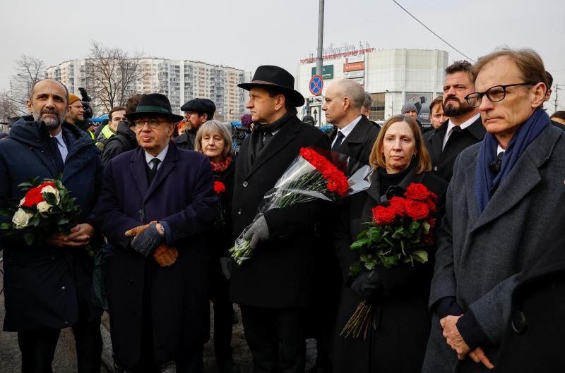 Diplomáticos extranjeros, incluido el embajador de Francia en Rusia, Pierre Levy, y la embajadora de Estados Unidos en Rusia, Lynne Tracy cerca de la iglesia en la que será el funeral