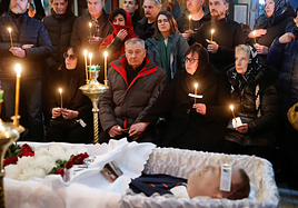 Una multitud bajo fuerte vigilancia desafía a Putin en el funeral de Navalni