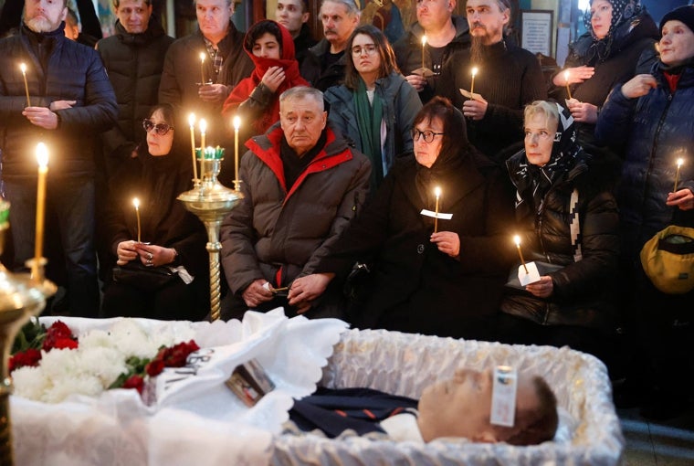 Liudmila Navalnáya y Anatoly Navalni, madre y padre del difunto líder de la oposición rusa Alexei Navalny, asisten al funeral