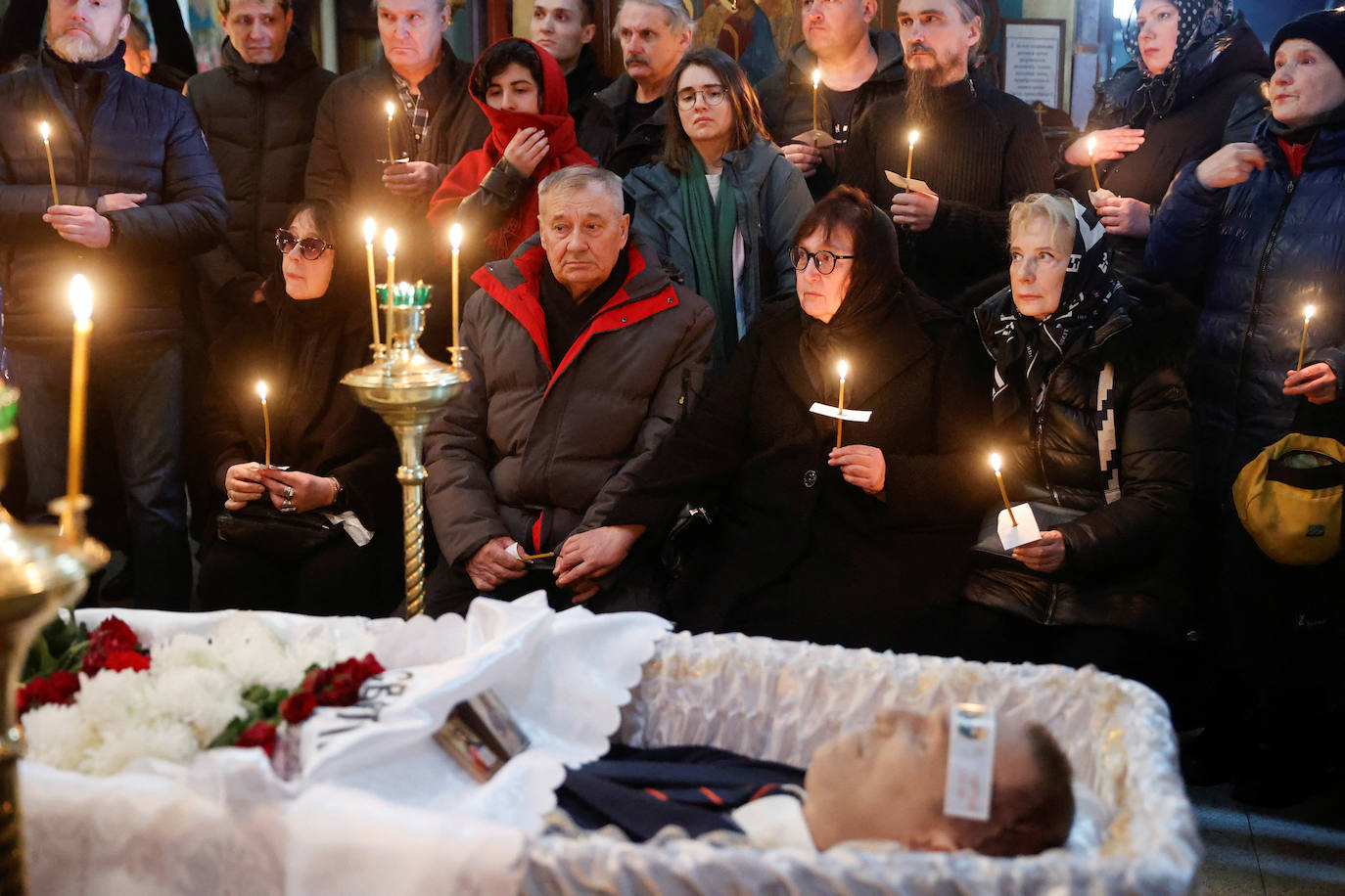 Liudmila Navalnáya y Anatoly Navalni, madre y padre del difunto líder de la oposición rusa Alexei Navalny, asisten al funeral