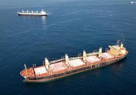 Un carguero atacado por los hutíes se hunde en el mar Rojo con miles de toneladas de fertilizante: «Es una catástrofe medioambiental»
