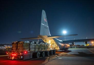 Aviones de la Fuerza Aérea de EE. UU. comienzan a lanzar paquetes de ayuda humanitaria sobre Gaza