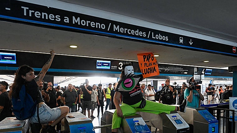 Manifestantes protestan contra las políticas económicas del presidente argentino Javier Milei, en Buenos Aires