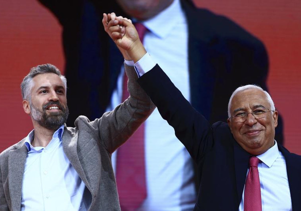 António Costa (derecha) y el secretario general del Partido Socialista, Pedro Nuno Santos, durante el XXIV Congreso Nacional del PS en Lisboa