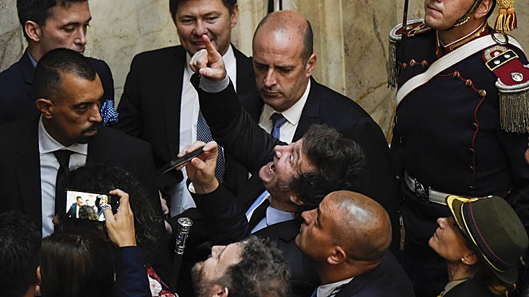El presidente de Argentina Javier Milei (c) saluda durante el inicio de las sesiones ordinarias de este viernes, en la Cámara de Diputados, en Buenos Aires