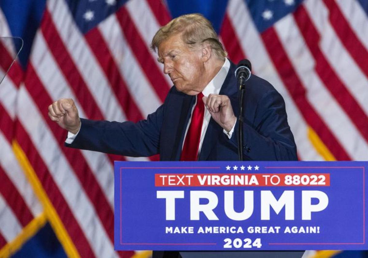 El expresidente estadounidense Donald Trump habla con sus seguidores durante un mitin de campaña del Supermartes