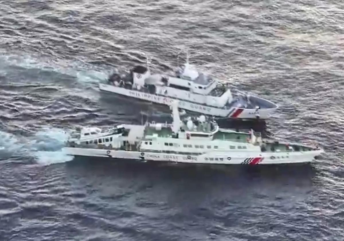 Momento del choque entre los navíos de las guardias costeras china y filipina