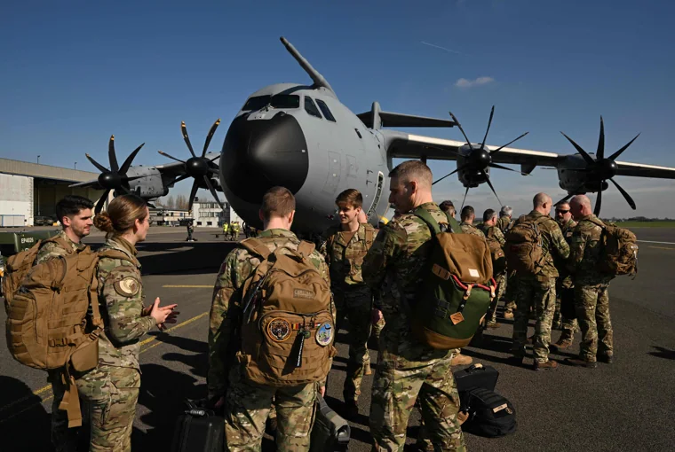 Soldados de la Fuerza Aérea Belga cargan la ayuda humanitaria que será lanzada sobre la franja de Gaza