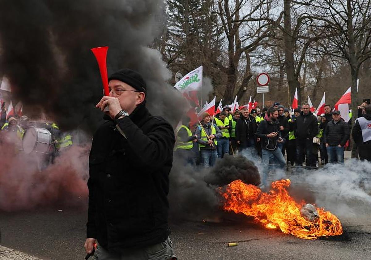 Un agricultor sostiene una trompeta durante la protesta nacional de agricultores en Varsovia