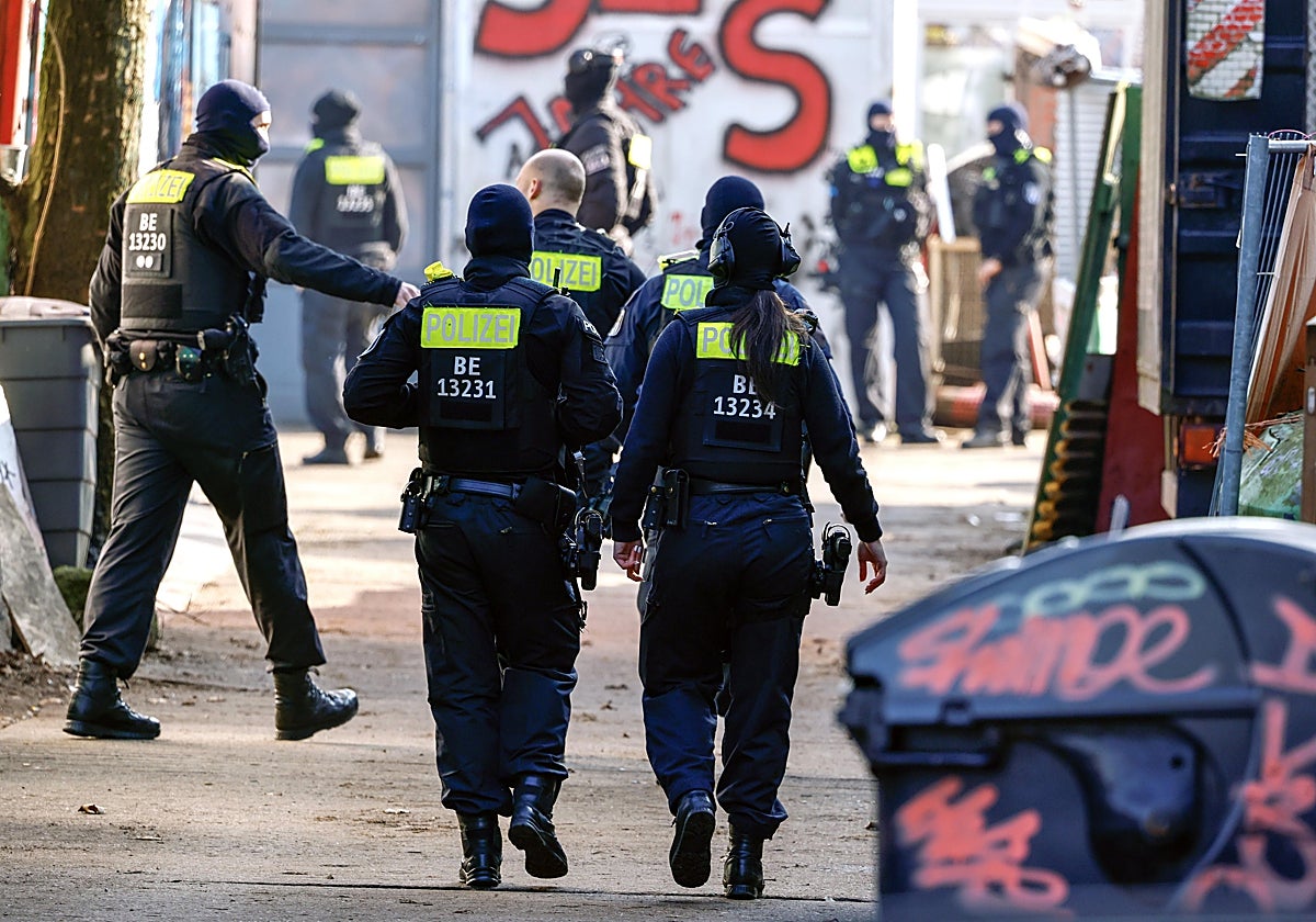 Unidades especiales de la policía buscan a los miembros del grupo militante de la Facción del Ejército Rojo de Alemania