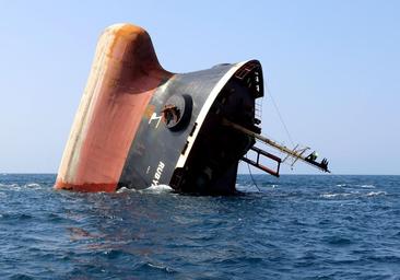 El primer ataque mortal de los hutíes en el mar Rojo obliga a EE.UU. a preparar su respuesta