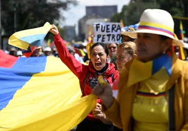 «Fuera Petro»: miles de personas protestan en Colombia en contra de las reformas gubernamentales