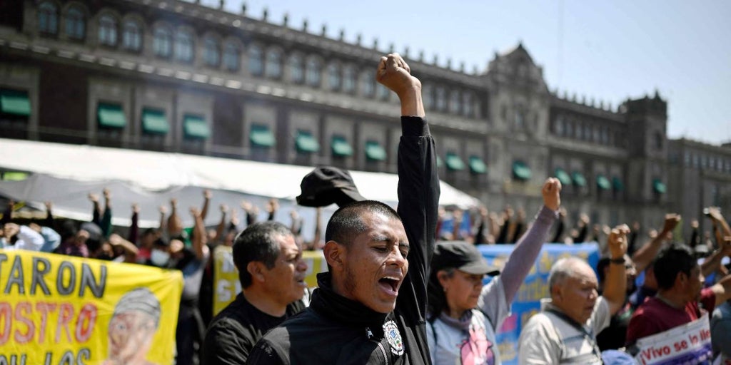 Los familiares de los estudiantes de Ayotzinapa exigen a López Obrador ...