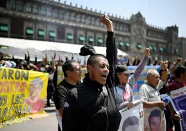 Los familiares de los estudiantes de Ayotzinapa exigen a López Obrador una investigación en el Ejército
