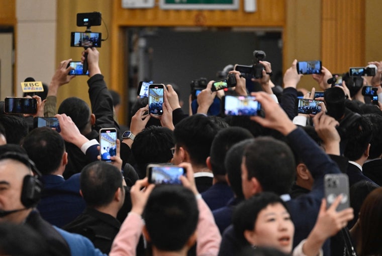 Los reporteros toman fotografías mientras Wang Yi (no en la foto), se retira