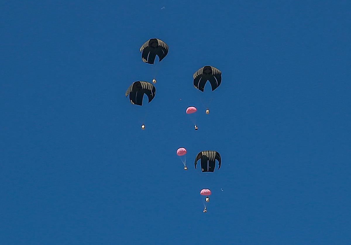 Lanzamiento de ayuda humanitaria sobre Gaza