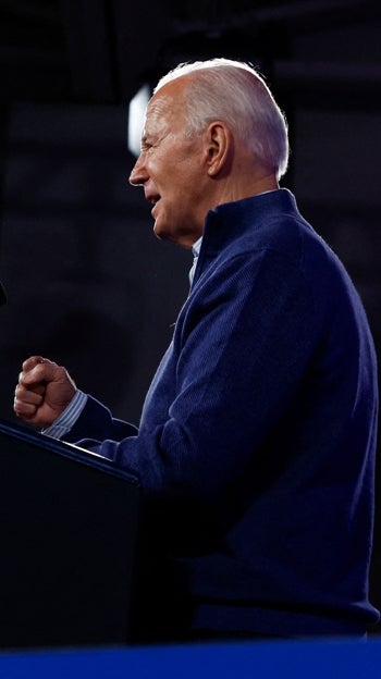 Joe Biden habla durante un evento de campaña en la Escuela Intermedia Strath Haven en Wallingford, Pensilvania