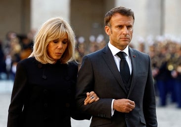 Macron denuncia las falsas informaciones sobre su mujer, acusada de ser trans