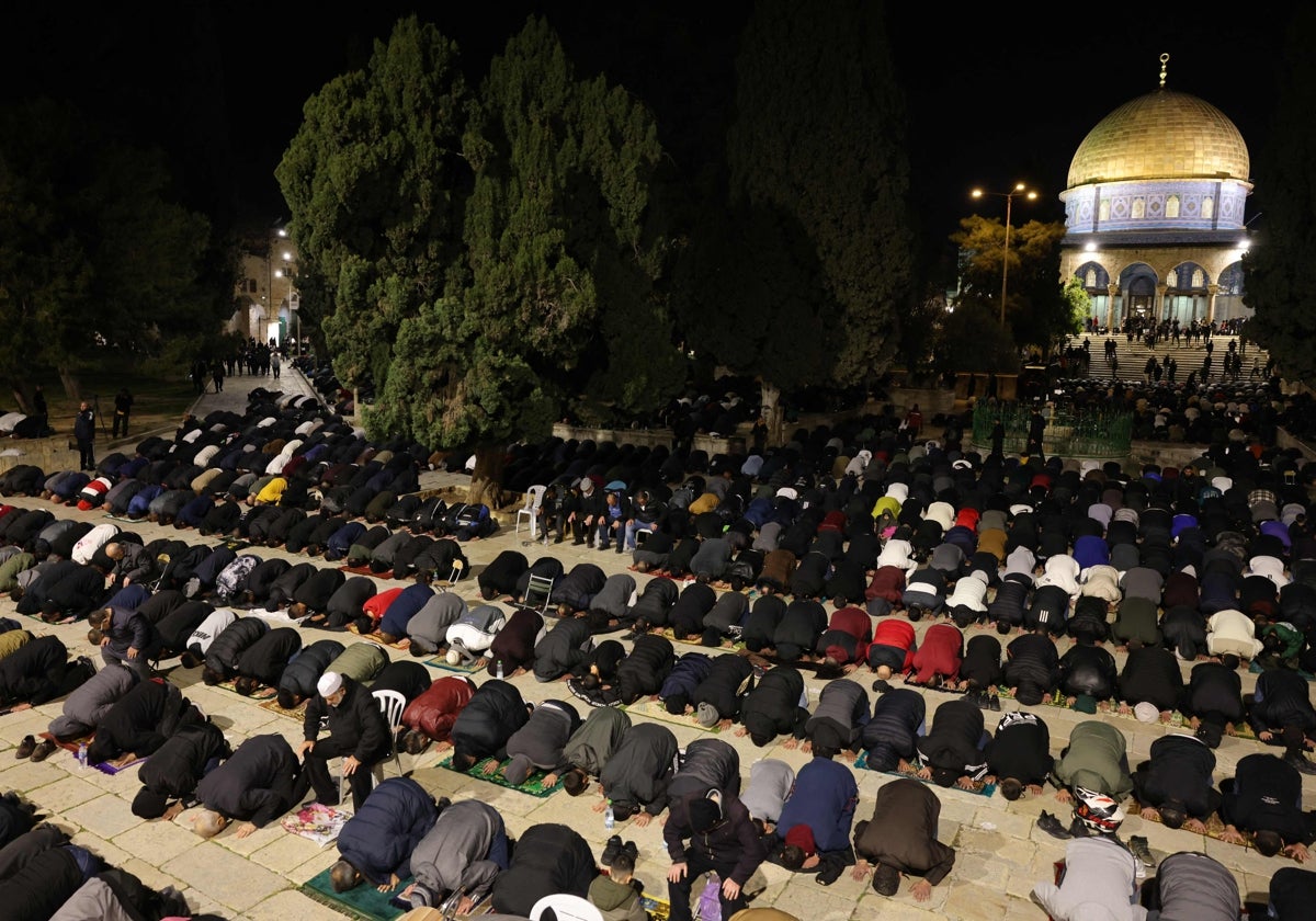 musulmanes palestinos realizan este lunes una oración vespertina conocida como «Tarawih» frente a la Cúpula de la Roca en el complejo de la Mezquita Al Aqsa