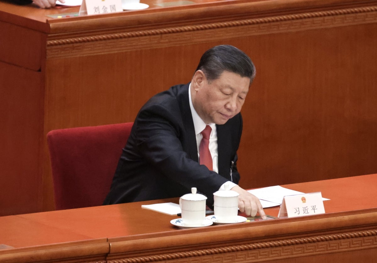 Xi Jinping vota durante la reunión de clausura de la Asamblea Nacional Popular