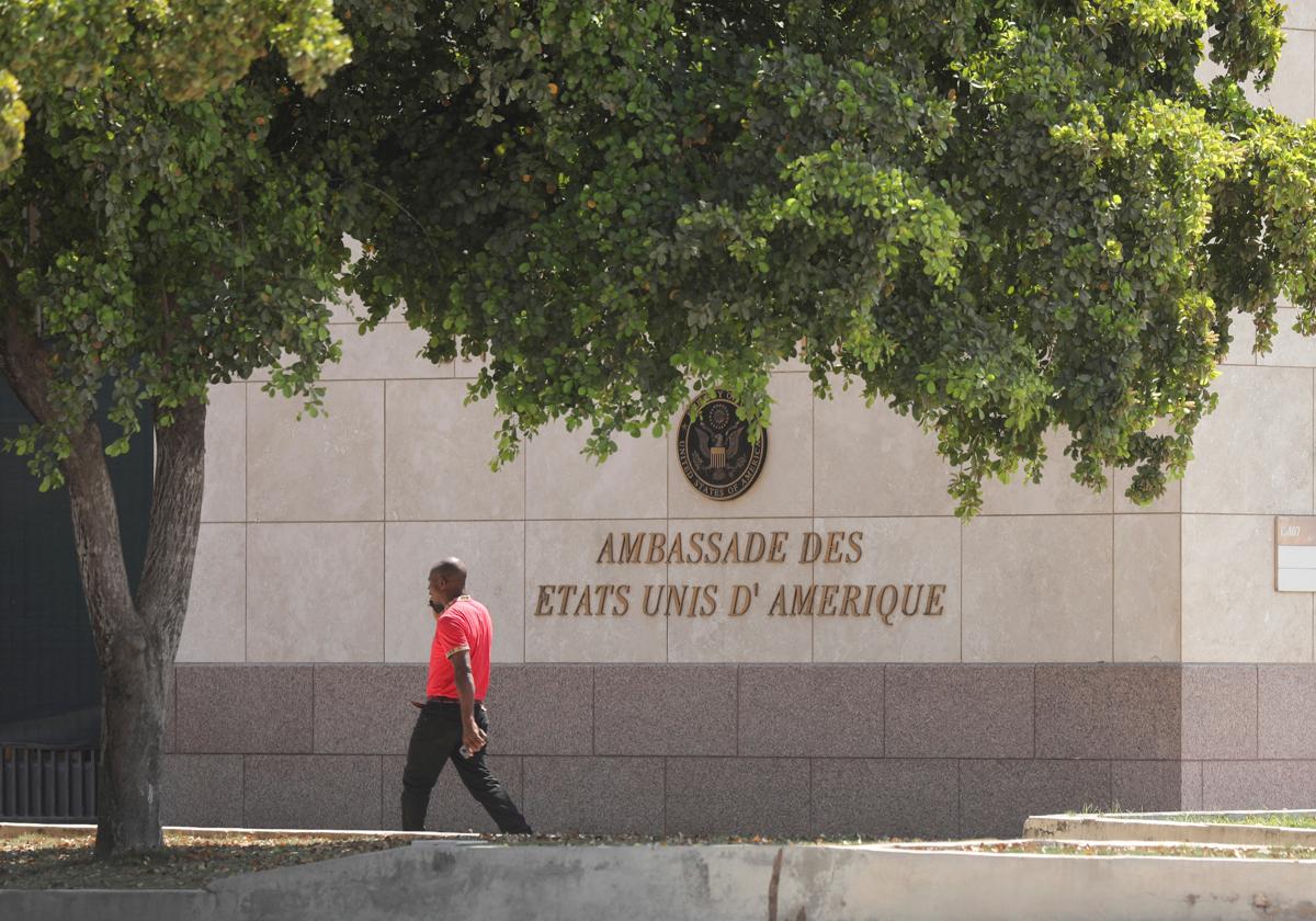 Un hombre llegó a la embajada de Estados Unidos. en Puerto Príncipe.