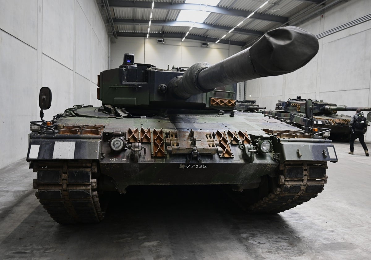 Un tanque Leopard 2 en una línea de producción