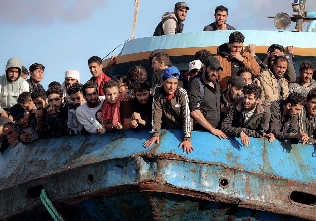 Refugiados y migrantes rescatados a bordo de un barco en la ciudad de Paleochora, en el suroeste de la isla de Creta, en una foto de archivo