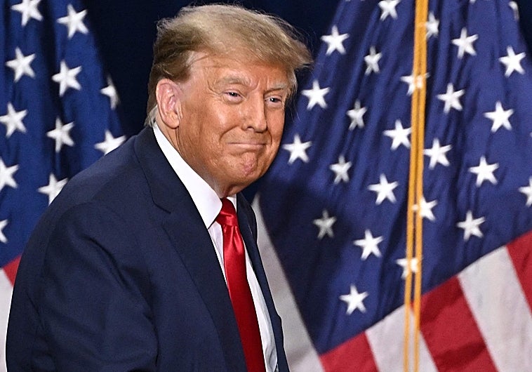 Trump llega para hablar en una fiesta de observación durante los caucus presidenciales republicanos de Iowa, en una foto de archivo