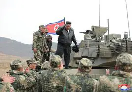 Kim Jong Un presenta su nueva 'bestia de acero' y conduce él mismo el tanque de última generación de Corea del Norte