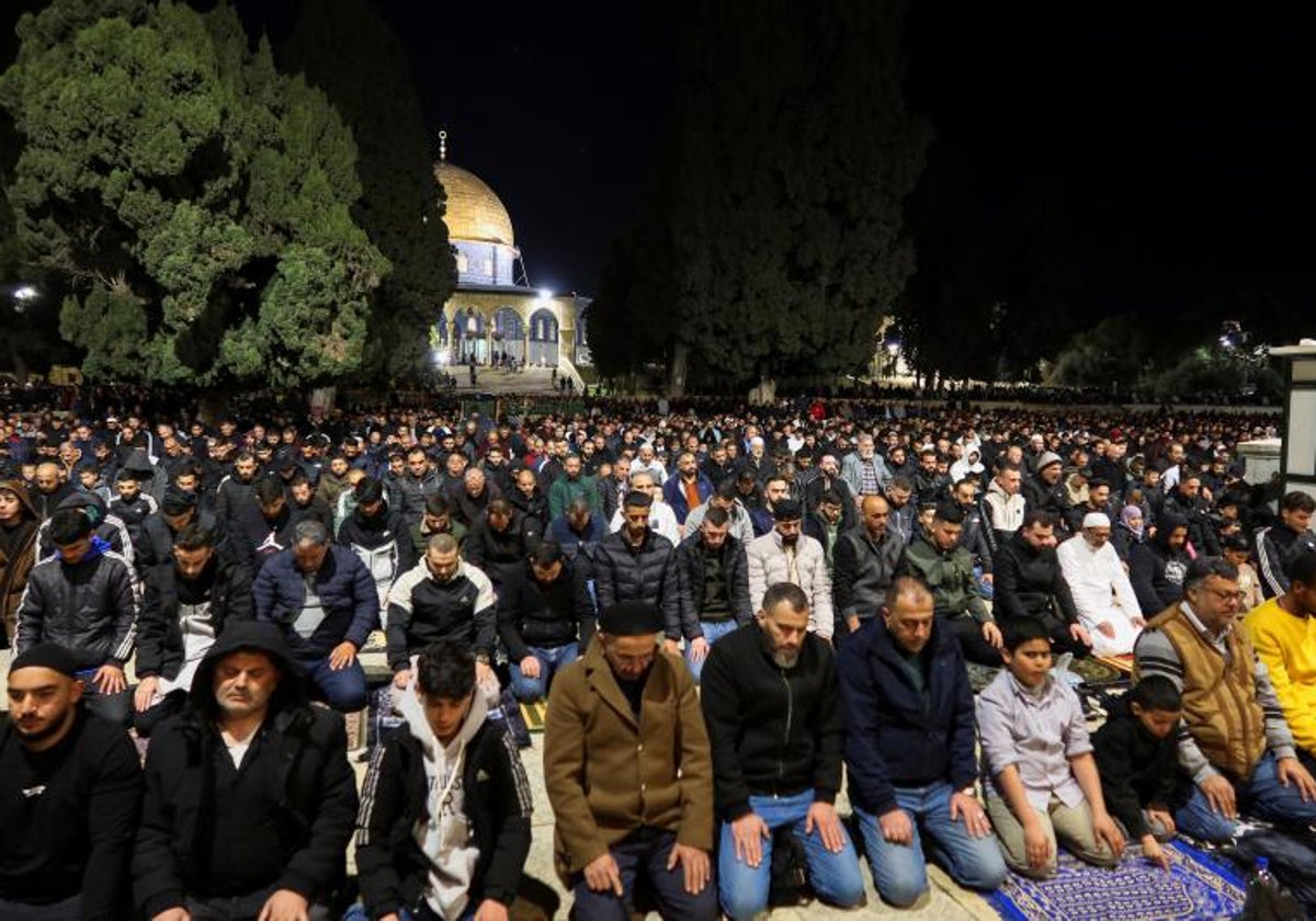 Fieles musulmanes realizan la oración vespertina 'Taraweeh' del mes sagrado de ayuno musulmán del ramadán en el complejo de Al Aqsa