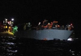 Un bote a la deriva de Libia a Italia deja 60 muertos por hambre y sed