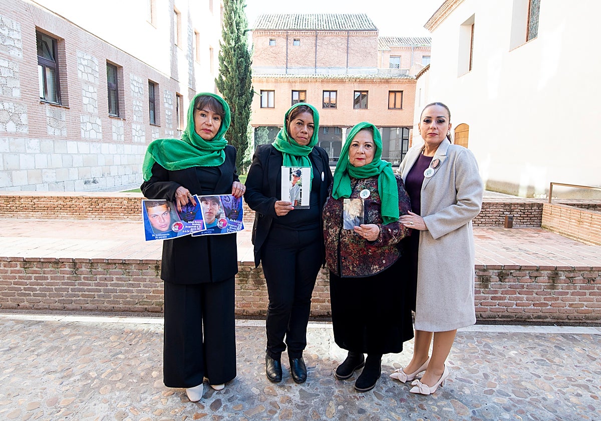 De izquierda a derecha, Mayra Hernández, Guadalupe Ayala y Guadalupe Aguilar junto a su hija Blanca