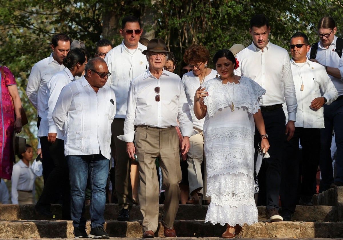 El rey sueco Carlos Gustavo de Suecia y la ministra de Cultura mexicana, Alejandra Frausto, durante una visita a la zona arqueológica de Uxmal, Yucatán, México