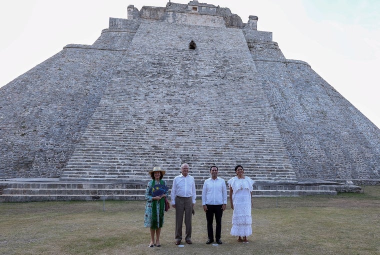 Los Reyes suecos (izq.), posan junto con el gobernador de Yucatán Mauricio Vila Dosal y la secretaría de Cultura Alejandra Fraustro, durante una recepción de bienvenida en la Pirámide del Adivino en la zona arqueológica de Uxmal