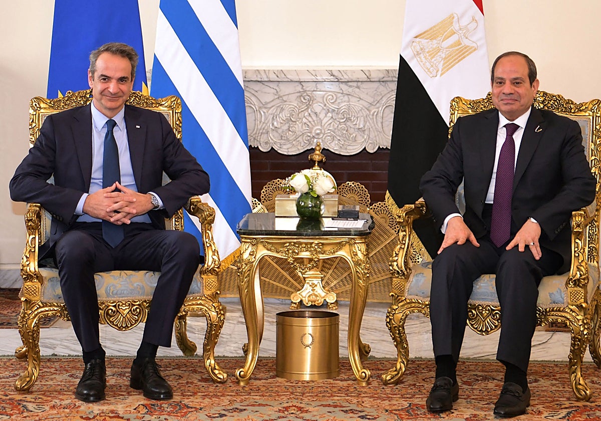 Abdel Fattah al-Sisi reuniéndose con el Primer Ministro de Grecia, Kyriakos Mitsotakis, como parte de una visita más amplia de una delegación de la UE