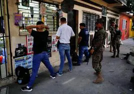 Españoles y el precio de la seguridad en El Salvador de Bukele: «Nos semidesnudaron para ver si éramos de las maras»
