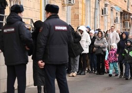 Arrestos por ir a votar a las doce como pidió el difunto Navalni mientras Ucrania lanza otro aluvión de drones contra ocho regiones rusas