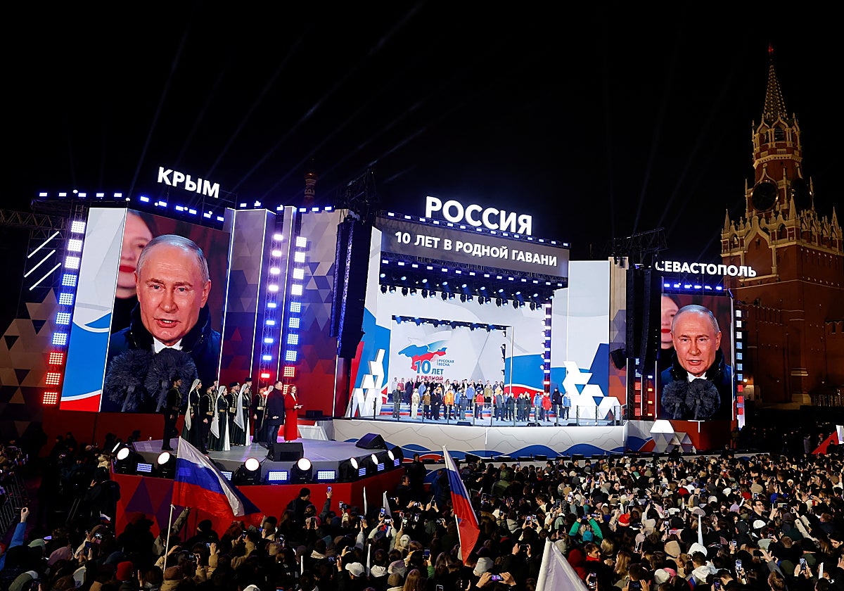 Vista del escenario en el que comparece Putin tras ser declarado ganador en las elecciones en el décimo aniversario de la anexión de Crimea.