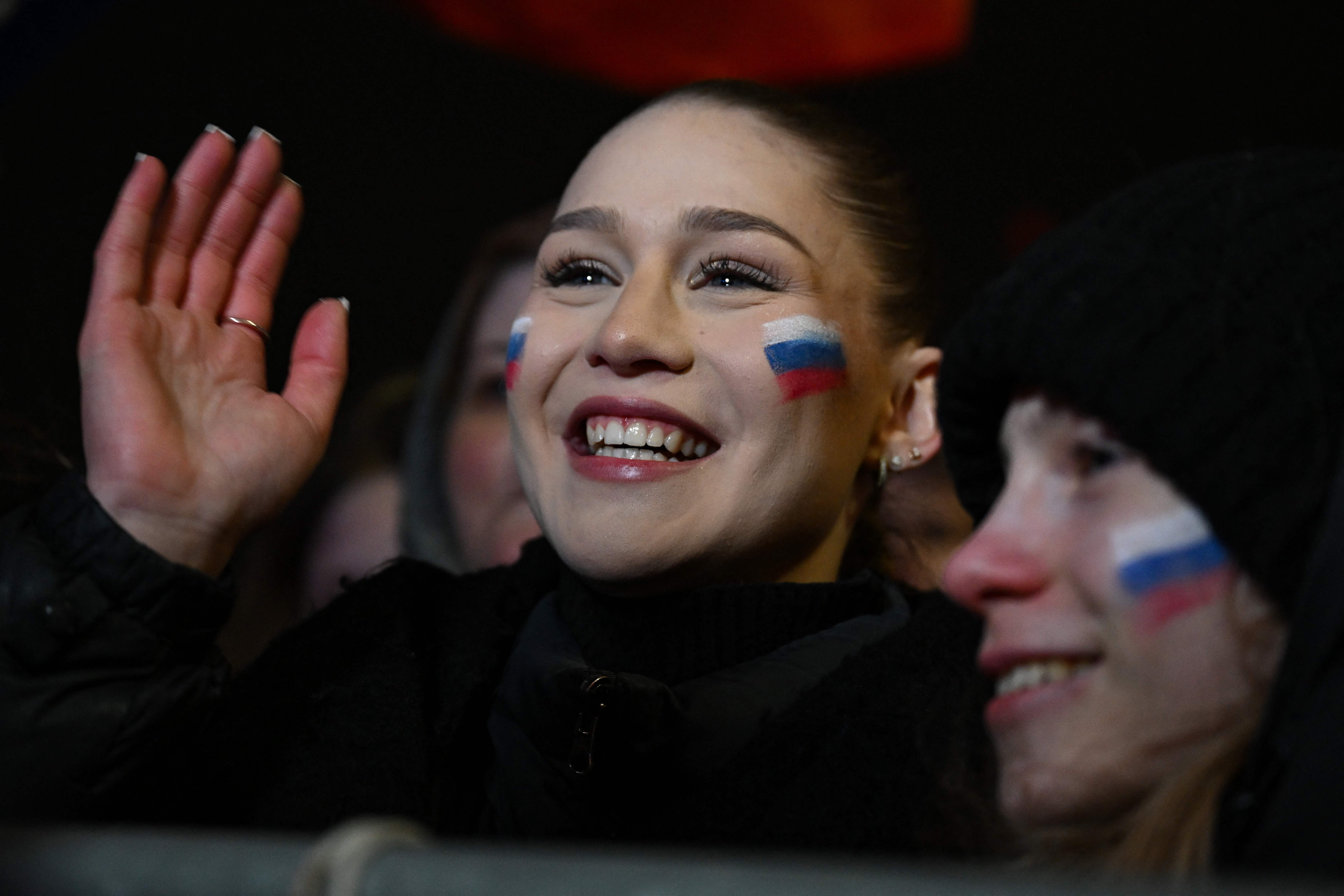 Una mujer con banderas rusas pintadas en sus mejillas en el acto de Putin tras las elecciones presidenciales.