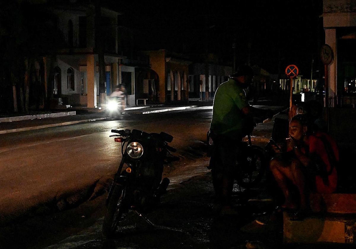 Calles de Cuba, en este caso en Bauta, a oscuras por los continuos cortes de luz, uno de los factores ha relanzado las protestas