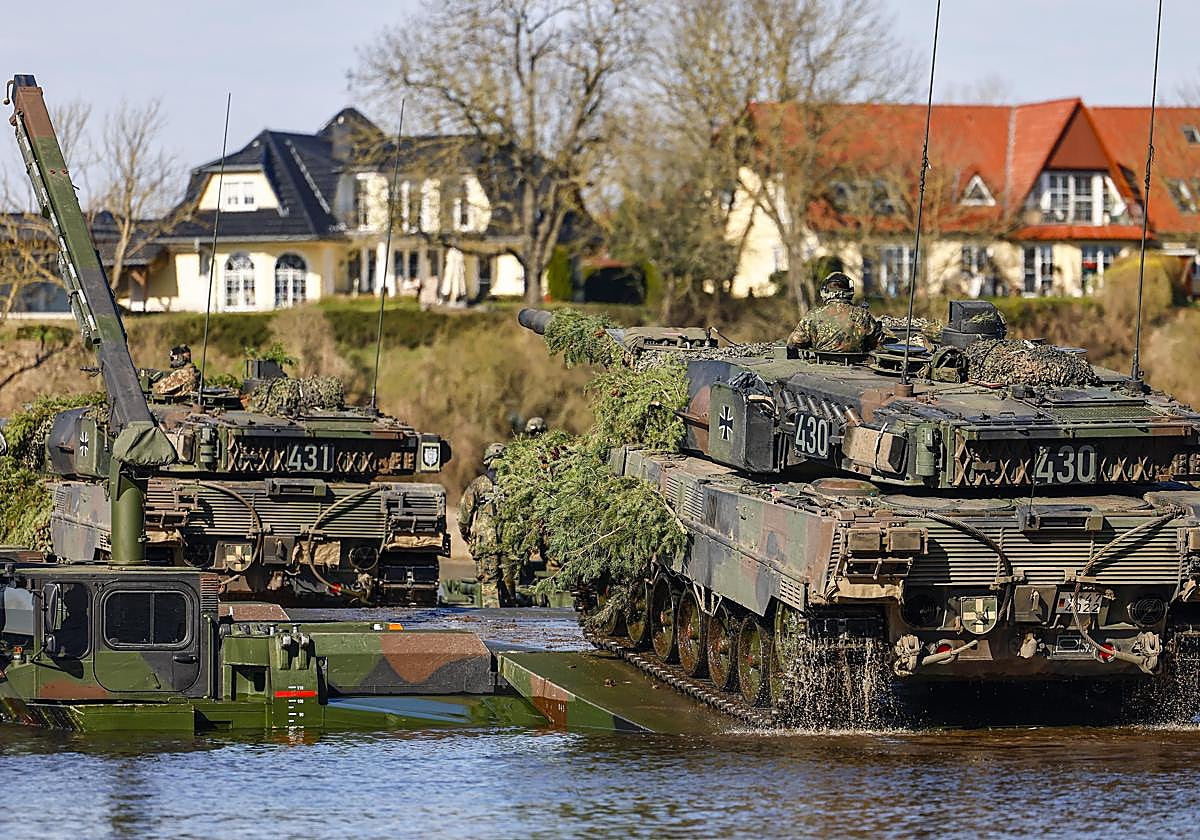 Los tanques de batalla principales Leopard 2 A7 participan en un ejercicio militar de cruce de agua de una brigada de infantería blindada de las fuerzas armadas alemanas